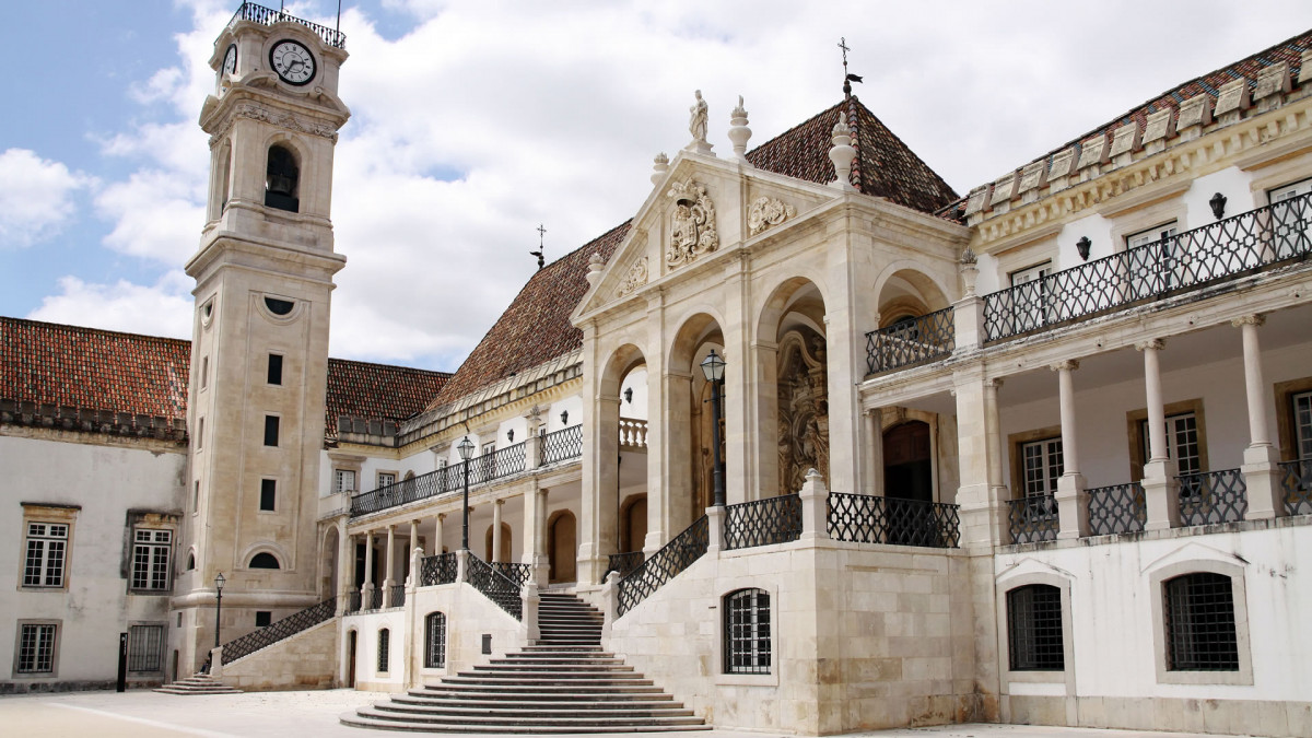 Coimbra Uno de los edificios de la Velha Universidade Portugal