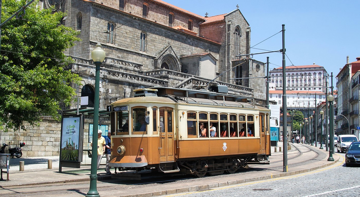 Porto tram 1, Rua do Infante Dom Henrique 