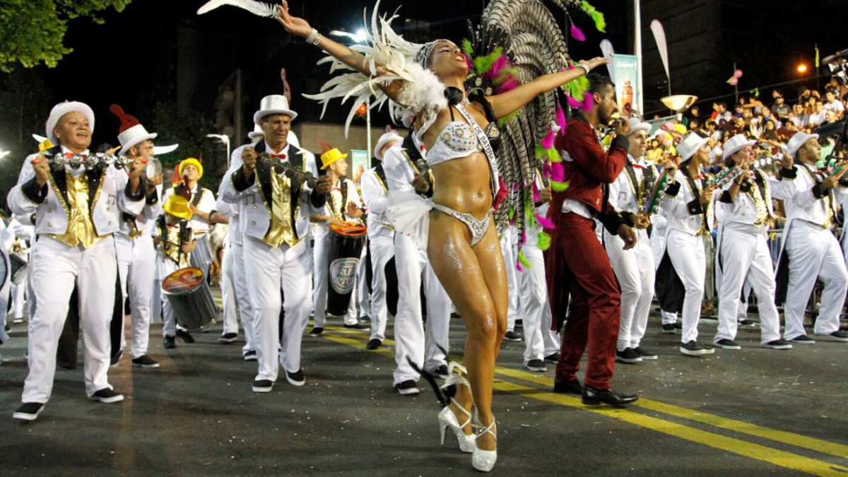 Uruguay celebra el carnaval mas largo del mundo con luz, calor, samba y