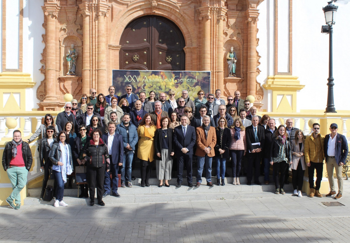 Foto familia miembros de ACEVIN y diferentes Rutas del Vino de España