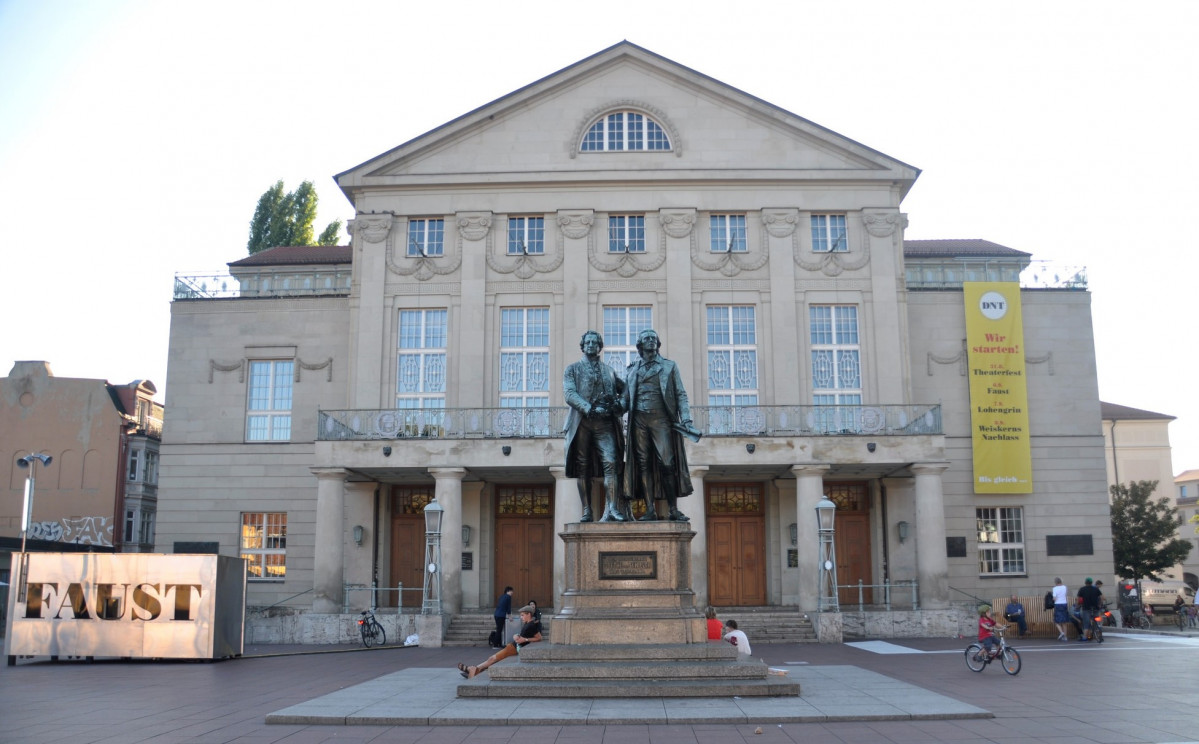 Weimar Deutsches Nationaltheater mit Goethe Schiller Denkmal