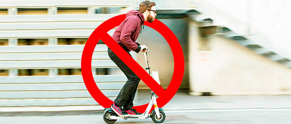 Nos prohiben circular por la acera y la carretera