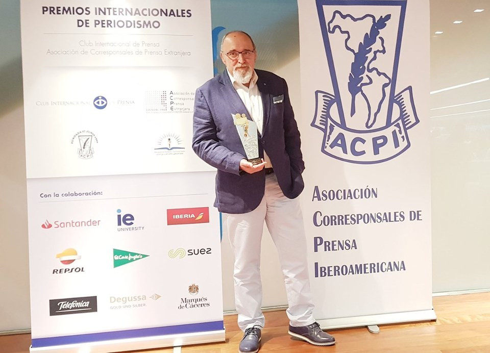 FOTO DE JUAN FERRER CON PREMIO ESPIGA