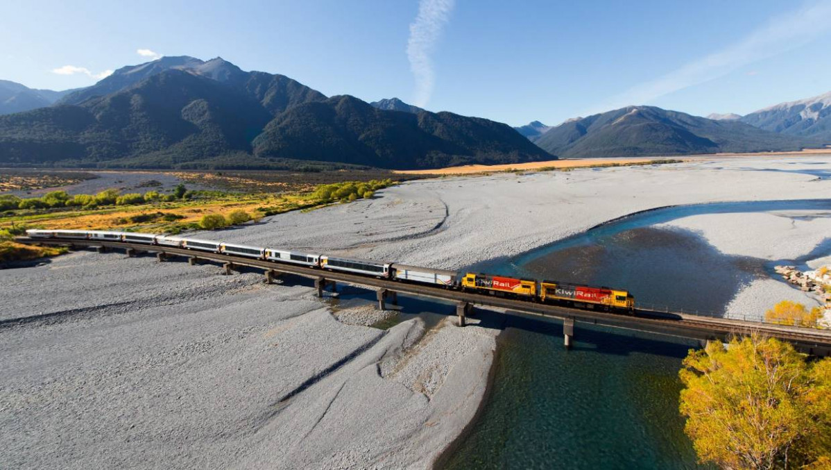 Nueva Zelanda The TranzAlpine crosses the Waimakariri River.