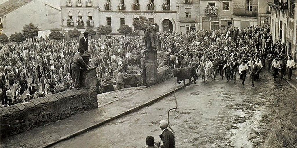 04 Toro Enmaromado en la Calle Encomienda (1948) 