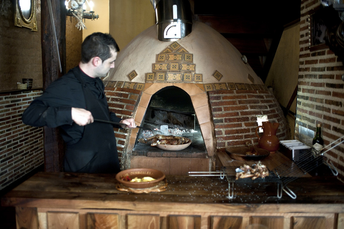 Burgos Lechazo asado en horno de leu00f1a y costillas Restaurante Los caracoles Lerma Burgos foto  miguel angel munoz romero 
