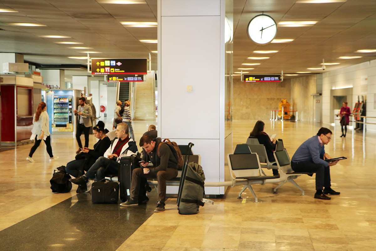 Viajeros espera aeropuerto