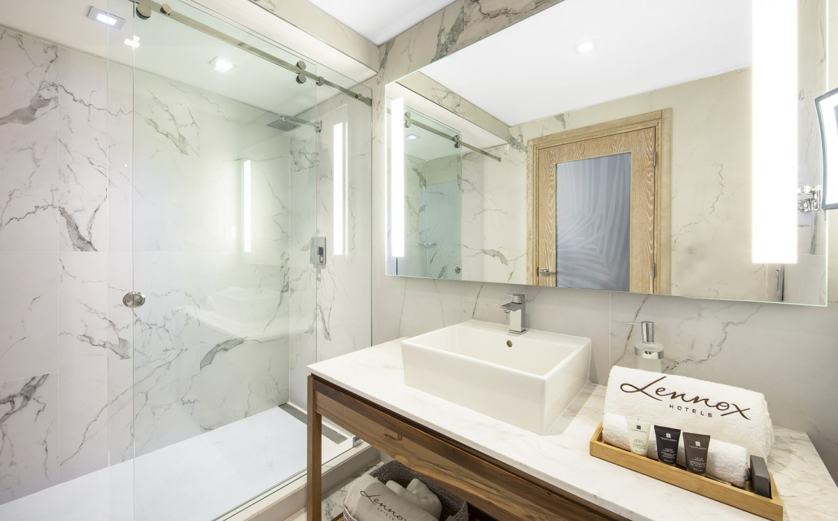 Deluxe & Balcony Bathrooms 1600
