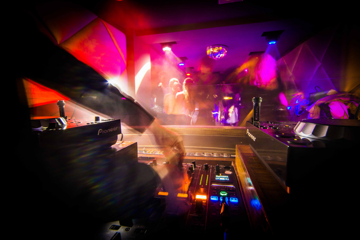 CLUB 3366 1400x933