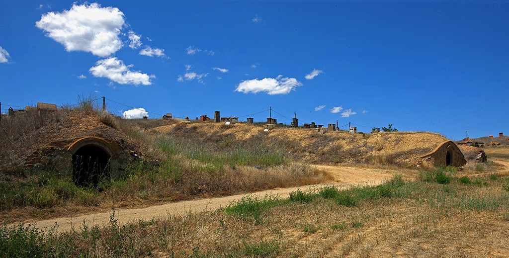 Dia de la Ruta de la Plata06. Bodegas subterraneas en Villabrazaro