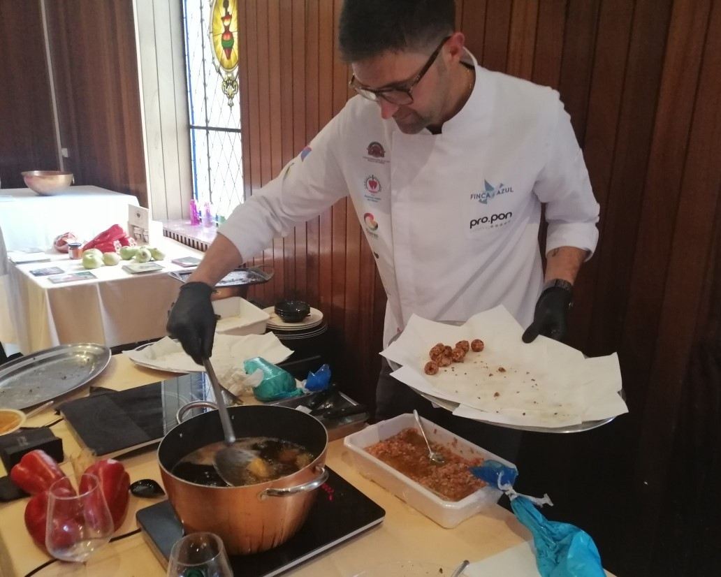 Chef  Baldomero de Finca Azul en la presentaciu00f3n de la Escuela de Hosteleru00eda de San Cayetano 1
