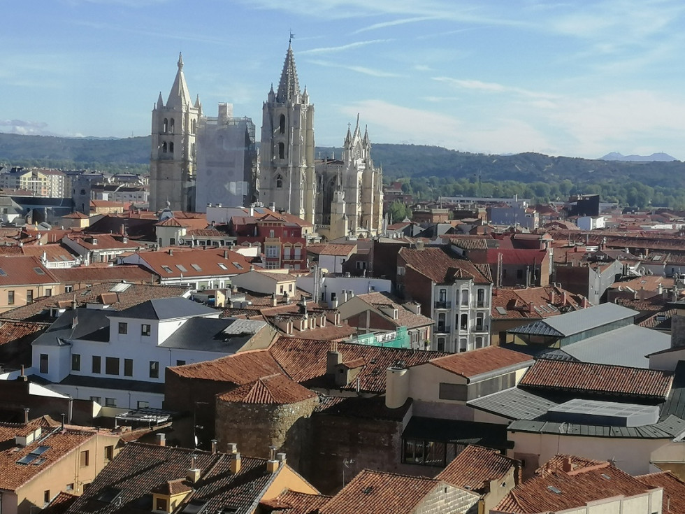 Vista panorámica de León con su catedral desde la terraza del hotel Conde Luna