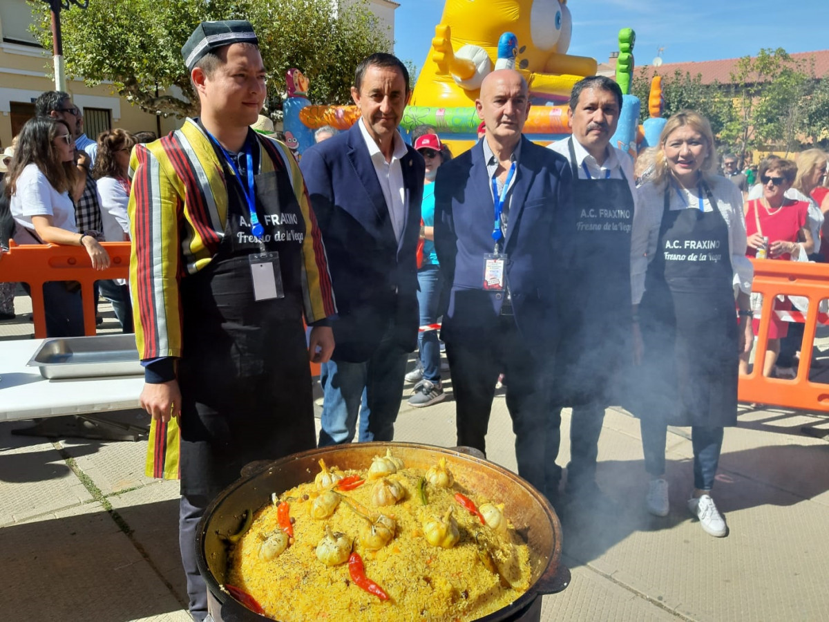 Presentaciu00f3n del Plov por parte de los cocineros de Uzbekistu00e1n IMG 20190929 WA0060