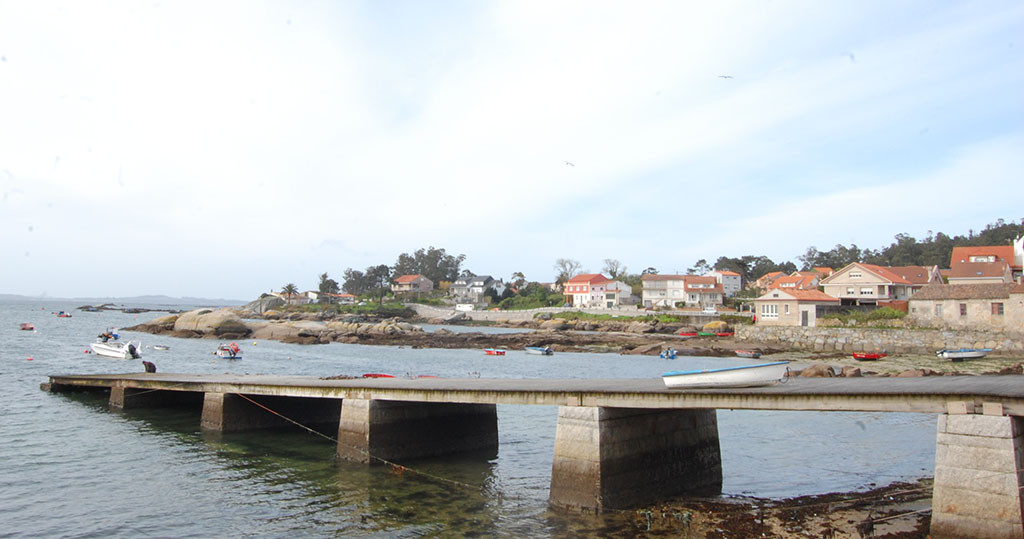 ILLA DE AROUSA El muelle de Pau cuenta con una verja que limitaba su uso a los autorizados por Conserveras Goday