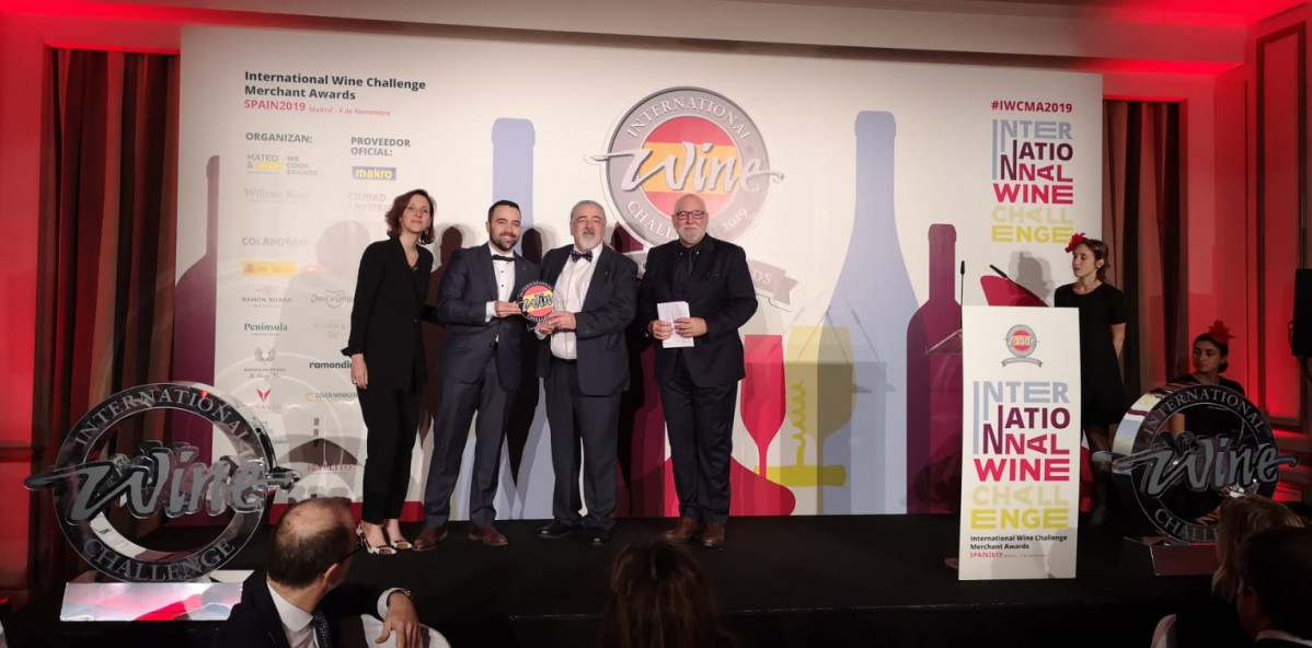Alejandro y Luis Paadu00edn, en el centro, recogen el trofeo que acredita a su Guu00eda como ganadora en la categoru00eda Mejor Guu00eda de Vinos. Foto cedida por los premiados 15