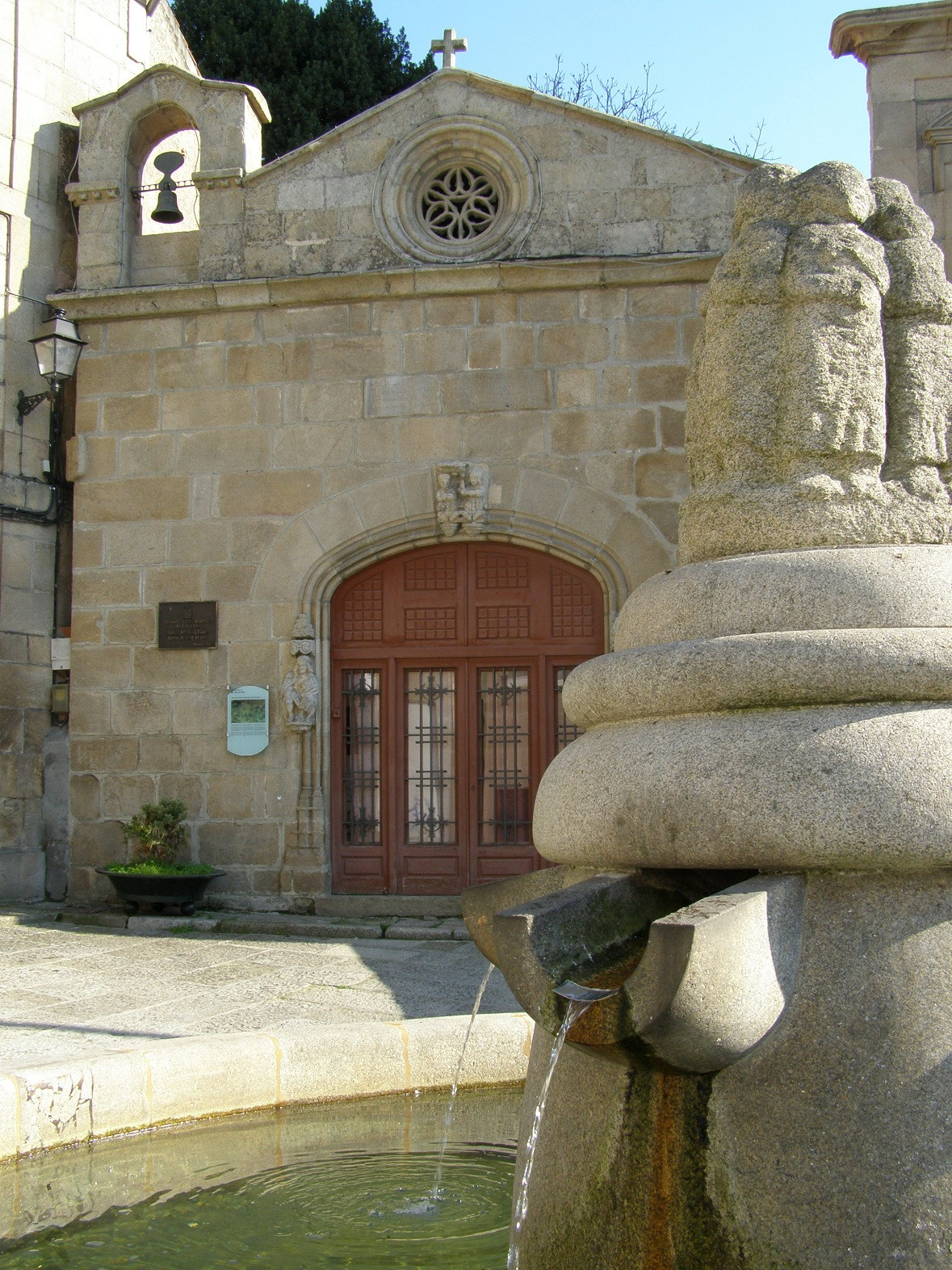 Ourense Cosme Capela 02 Det fonte 3m Q 1500
