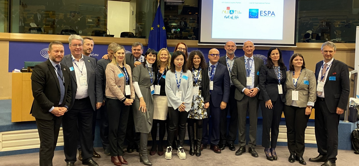 Foto grupo bruselas (1)
