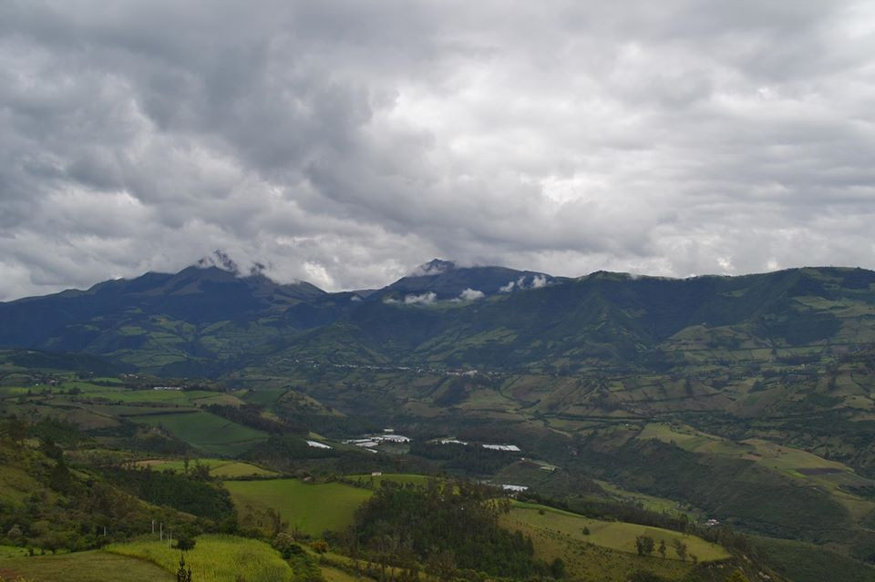 El cerro Mojanda, imponente y sigiloso edecán de la RUTA ESCONDIDA, impávido testigo del desarrollo de esta gran región, forjada a base del sacrificio, dedicación y constancia de los hombres y muj