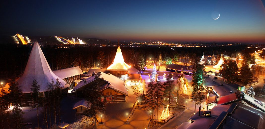 Vista nocturna del pueblo de Santa Claus 1068x523