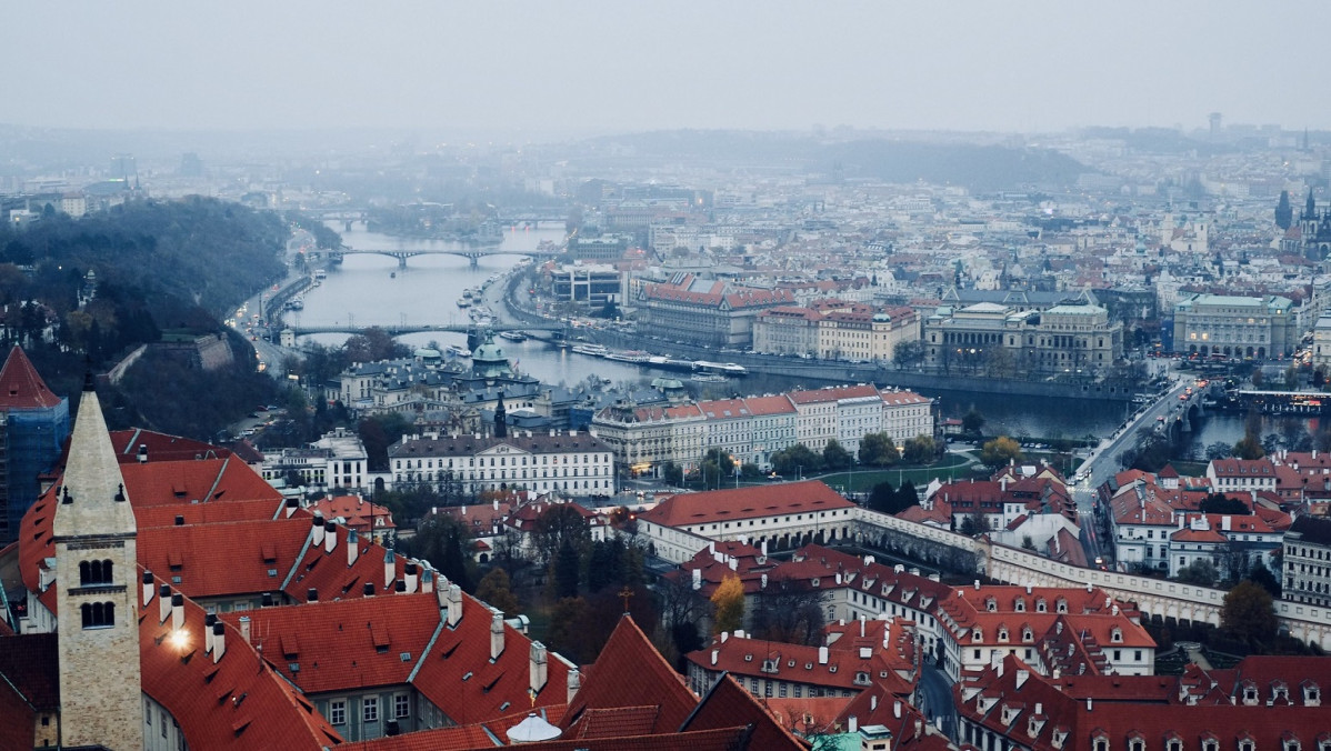 Praga Vltava river, vista desde la catedral top of a tower at the St Vitus Cathedral  2018
