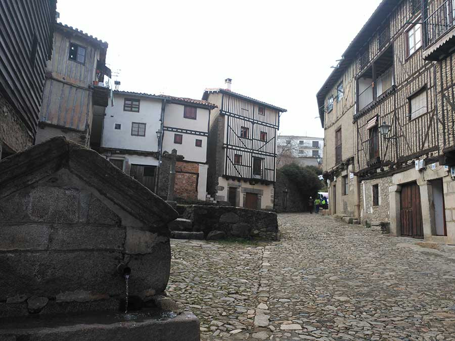 La Alberca Fuente y crucero en Barrio Nuevo