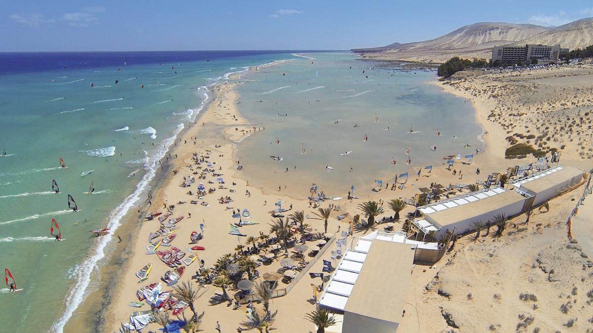 Fuerteventura La escuela de wind y kitesurf mu00e1s grande del mundo estu00e1 en Espau00f1a