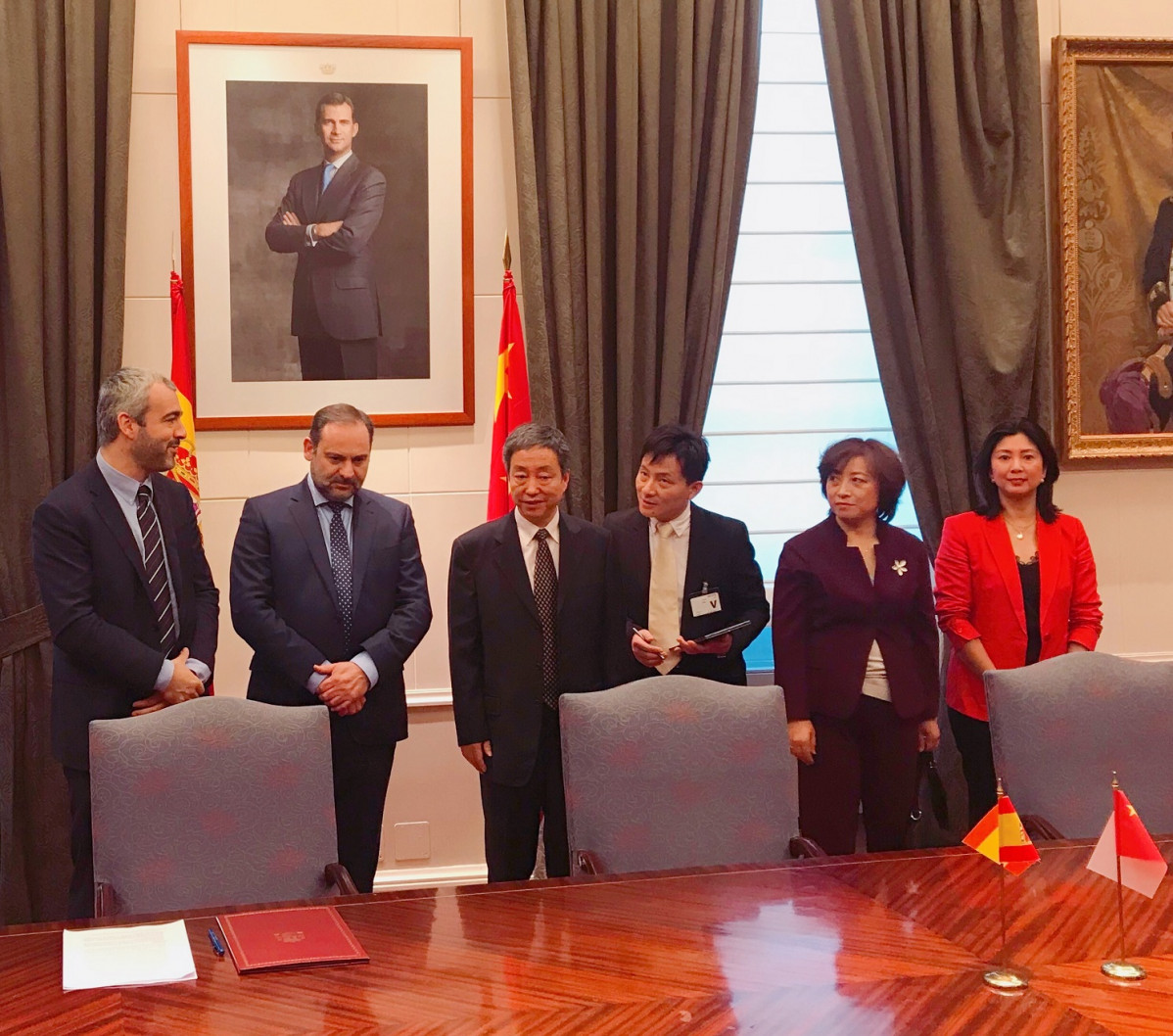 Foto 1.  Ministro u00c1balos con Li Xiaoping y Jennifer Zhang