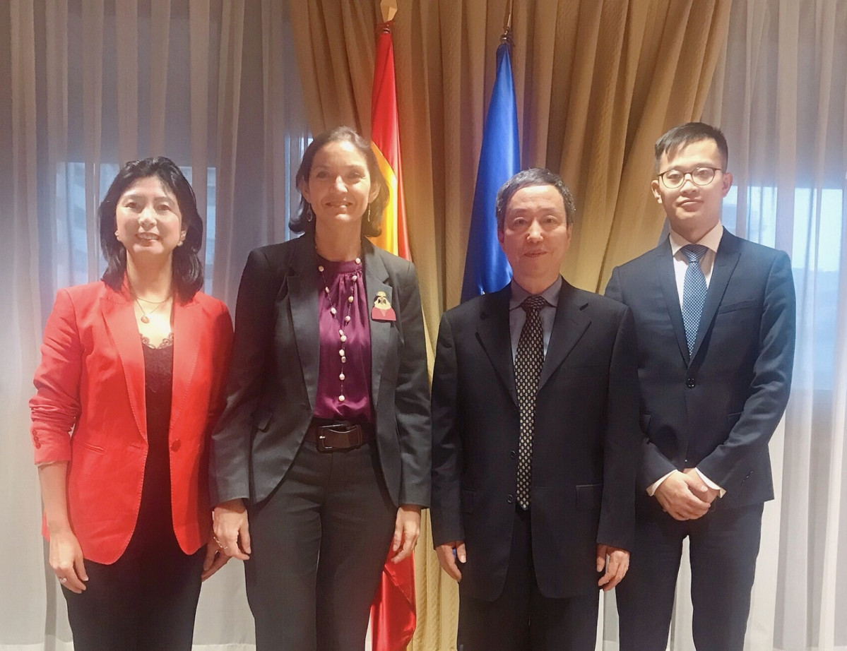 Foto 2.  Ministra Reyes Maroto con Li Xiaoping y Jennifer Zhang