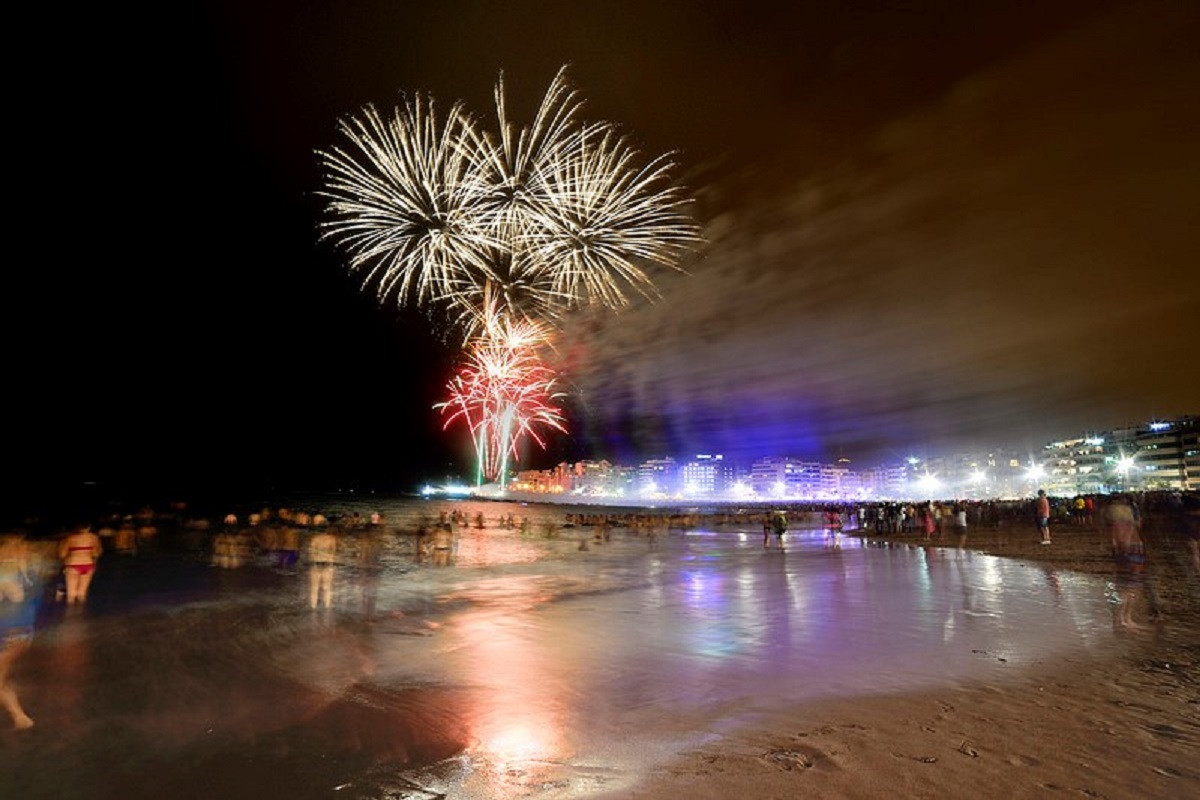 Fuegos artificiales Las Canteras. Foto Tony Hernandez