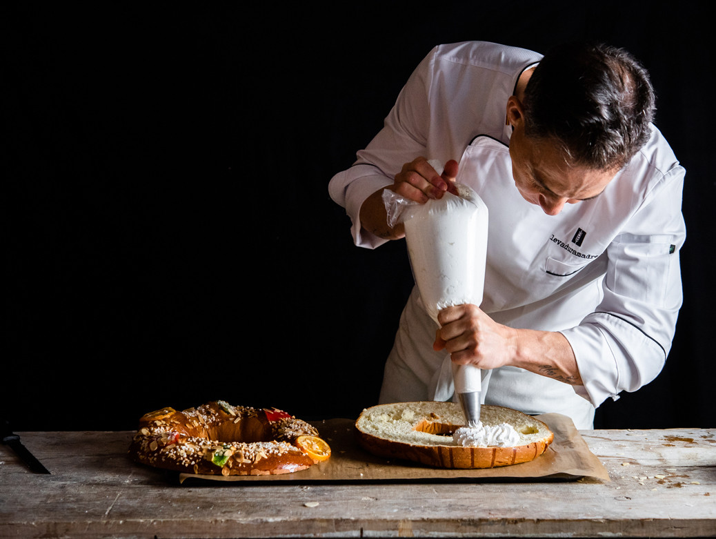 Moncho López rellenando un roscón