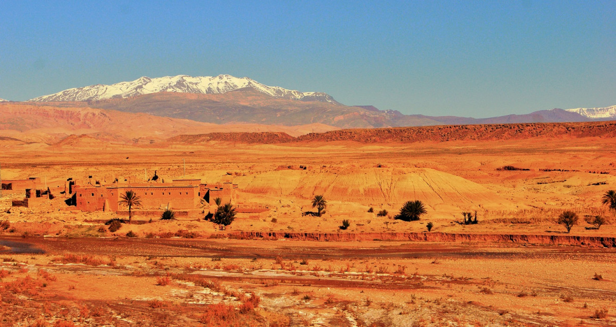 Marruecos In the desert, on the road from Marrakech to Ouarzazate. The mountain behind is the Atlas.