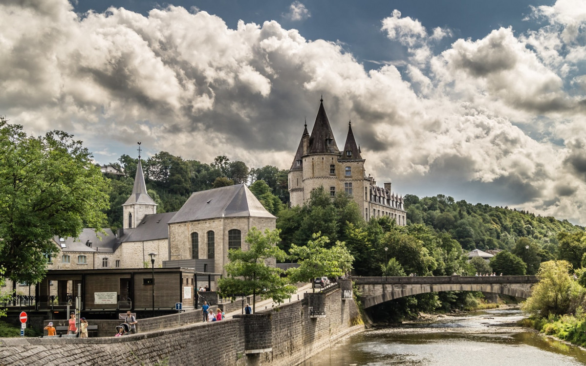 Durbuy, Belgica Iglesia y Castillo 1600 2017