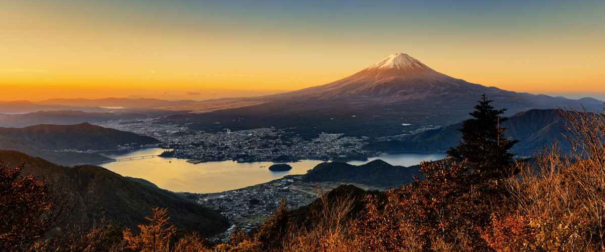 Japu00f3n Mt Fuji and Lake Kawaguchi from the ridge at Shindo Pass. 2018