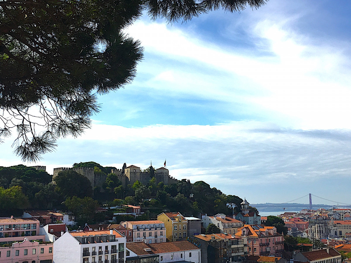Lisboa miradouro da graca uitzicht brug en castelo