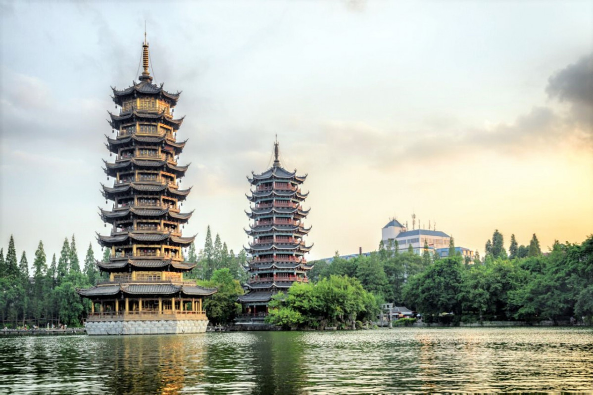 Pagodas en el lago Shanhu, Guilin. China pero ben