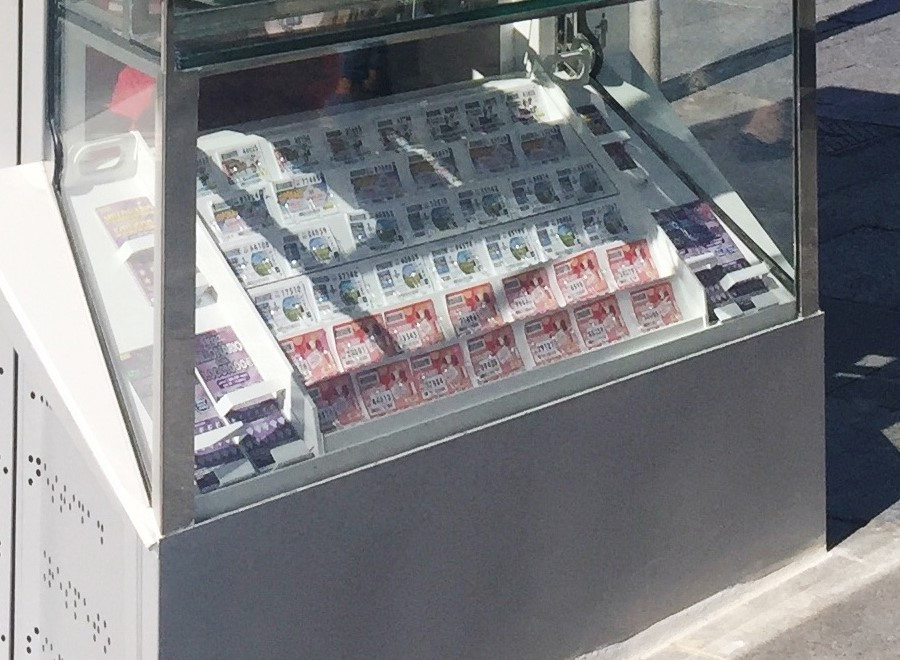 Imagen de productos de juego de la ONCE, en uno de sus nuevos quioscos r