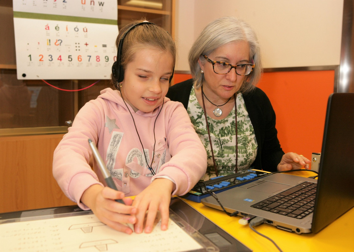 Alumna del CRE junto a su profesora 1489