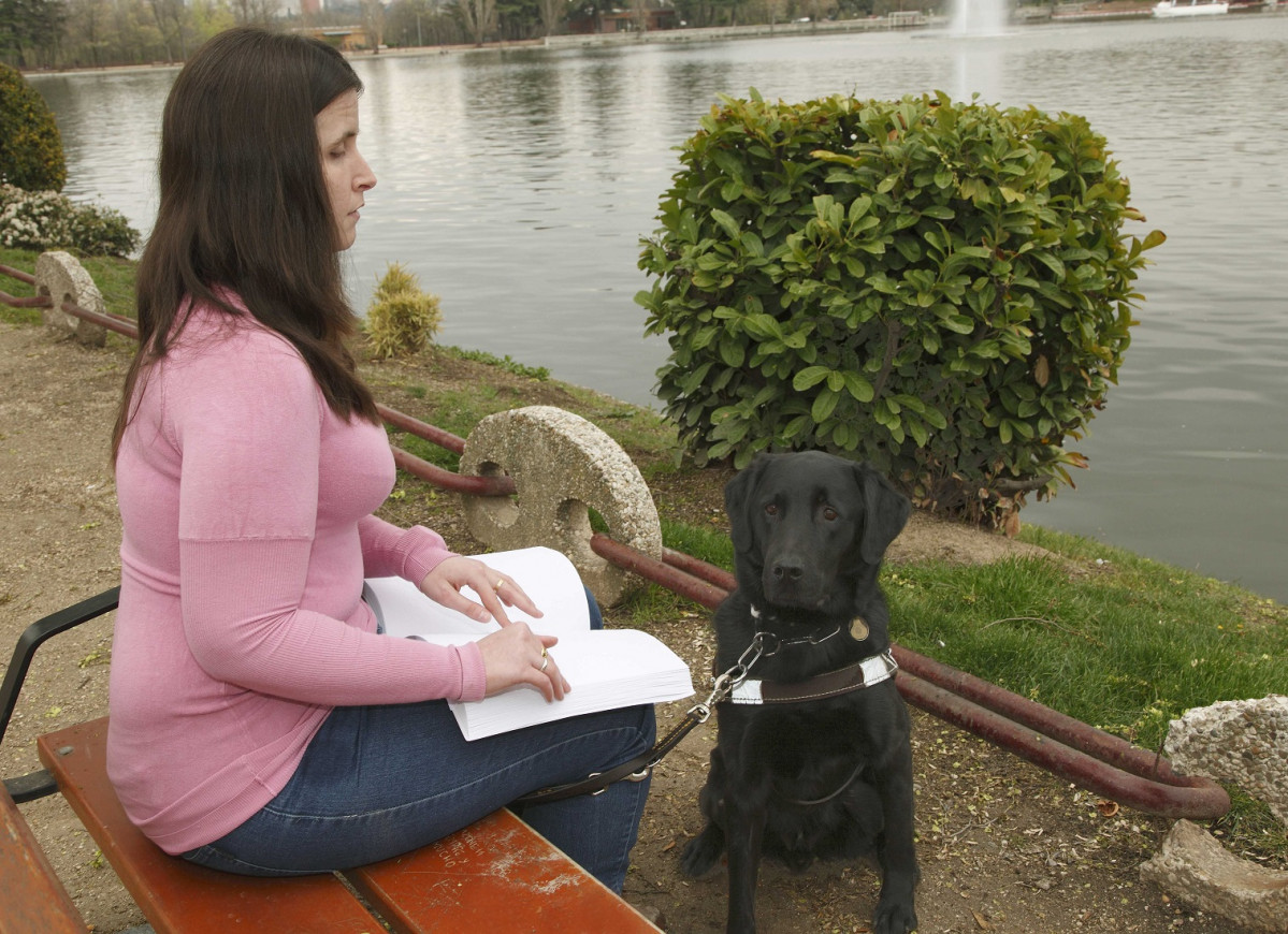 Chica ciega leyendo en braille 15