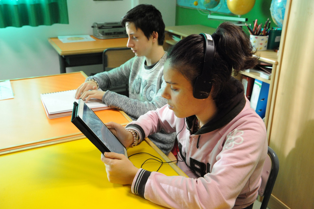 Dos chicos leyendo en diferentes formatos 15