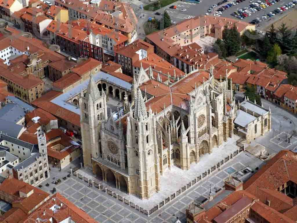 Leu00f3n panu00f3ramica aerea Catedral