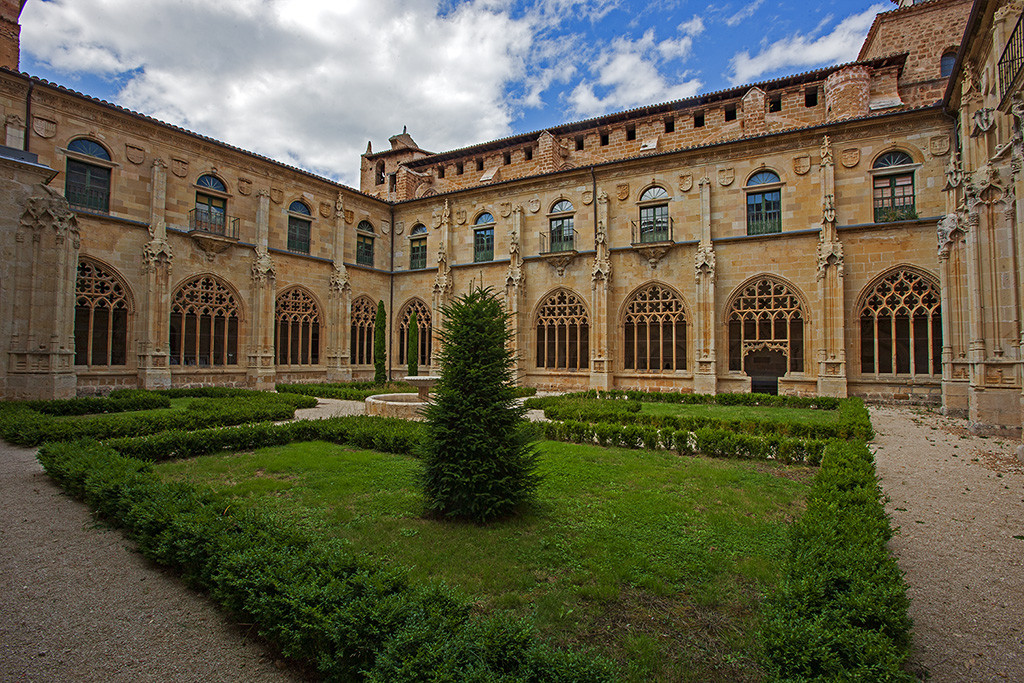 Monasterio de San Salvador de Ou00f1a24 Claustro