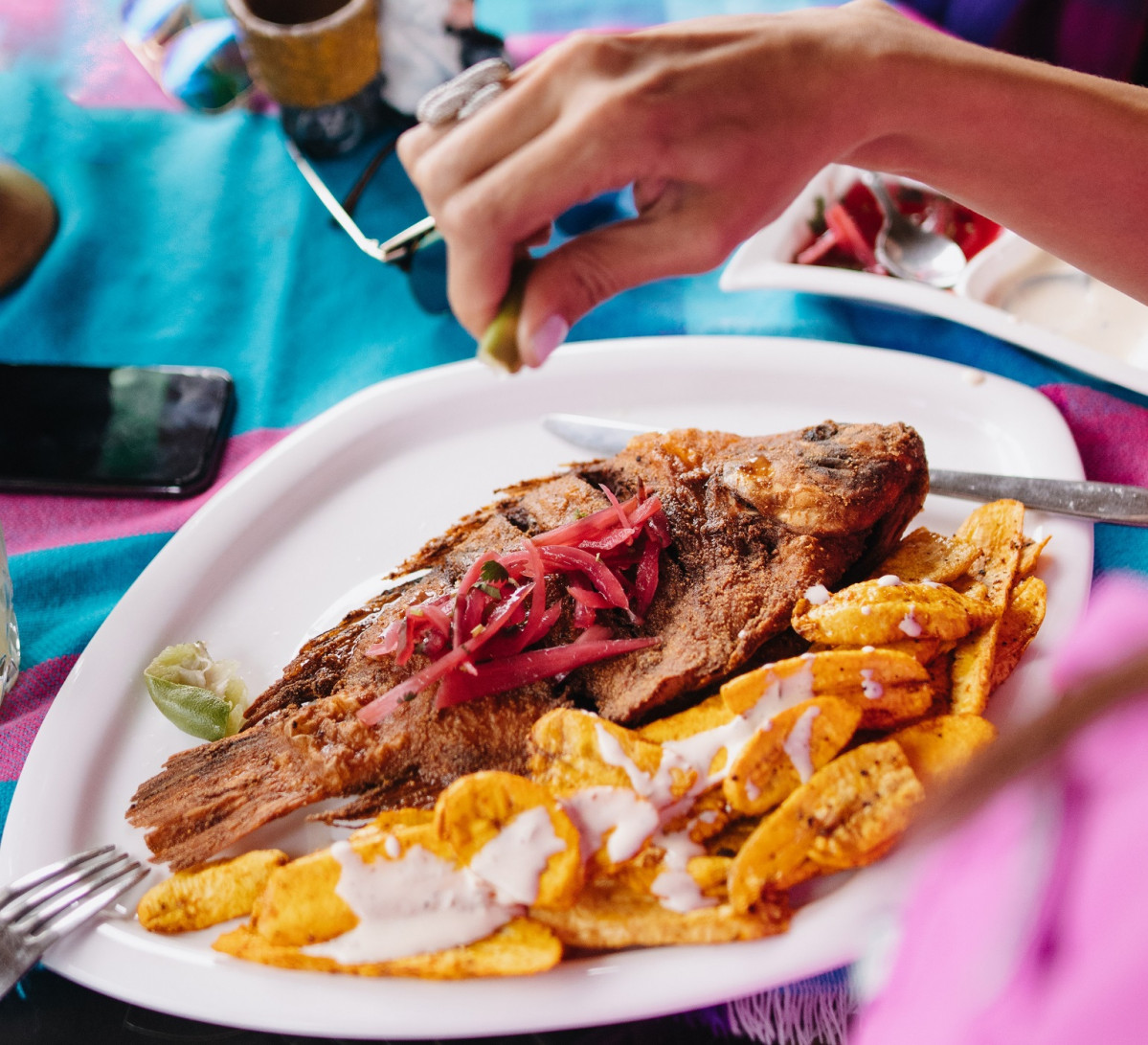 Pescado frito con tajadas de plu00e1tano verde y encurtido  Honduras 1540