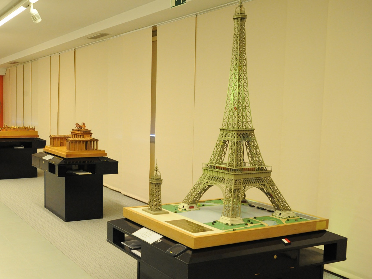 ONCE Maqueta de la Torre Eiffel en el Museo Tiflolu00f3gico 1500