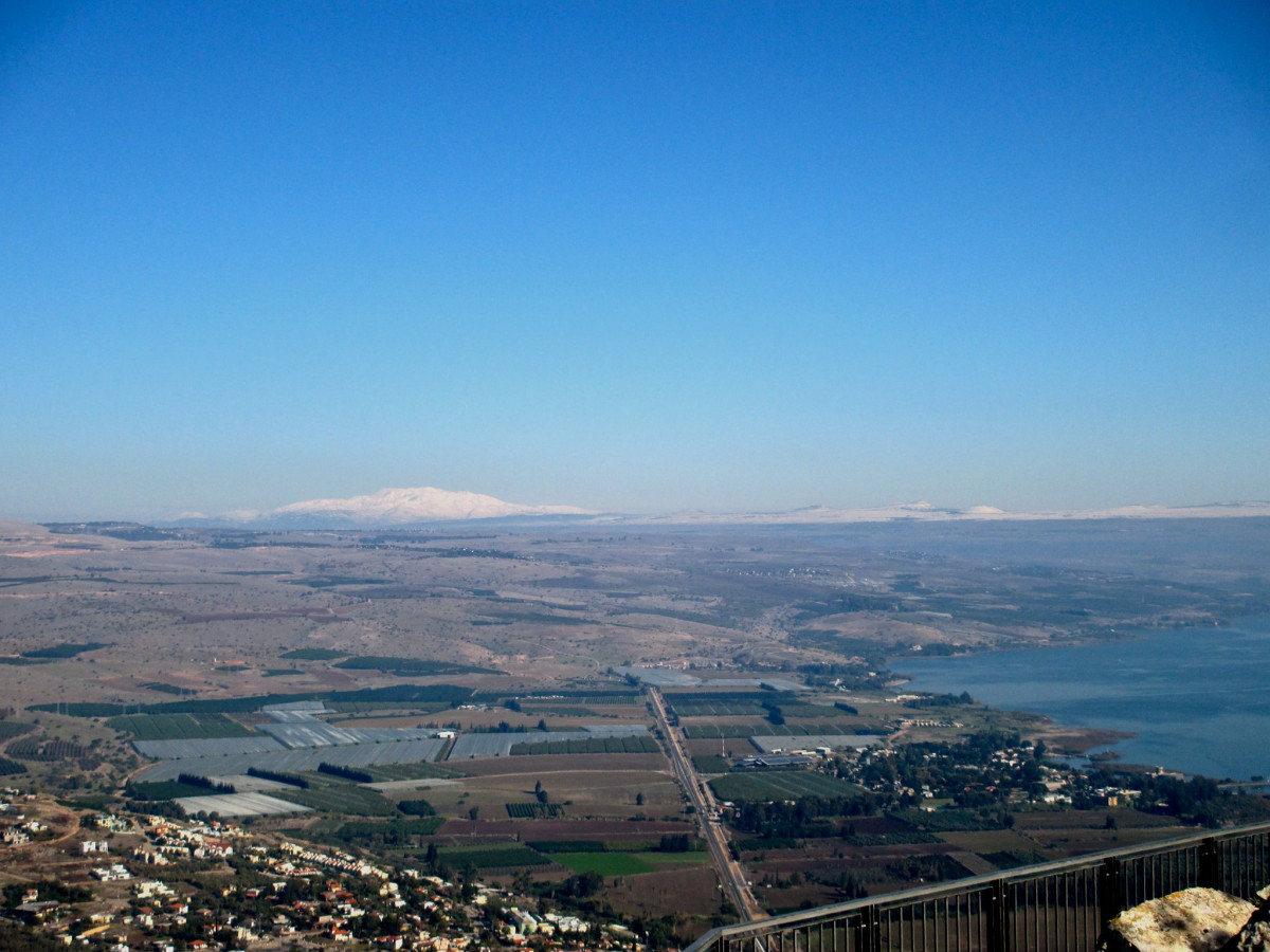 ISRAEL monte nevado. Hermón visto desde lo alto de los acantilados de Arbel