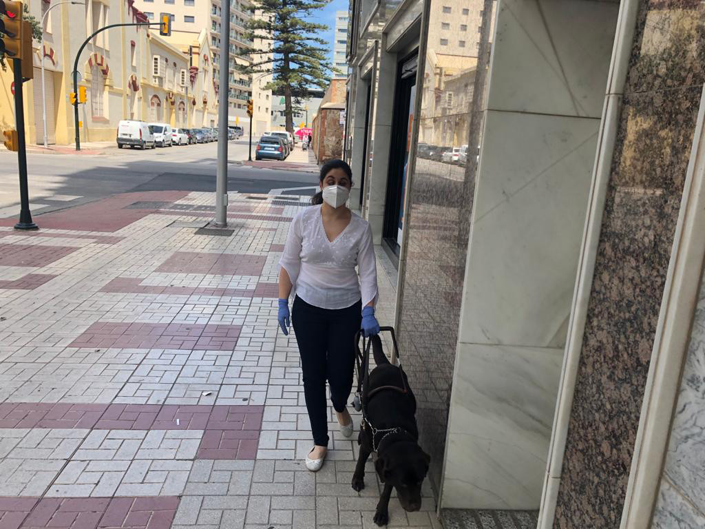 Persona ciega con su perro guía durante el estado de alarma