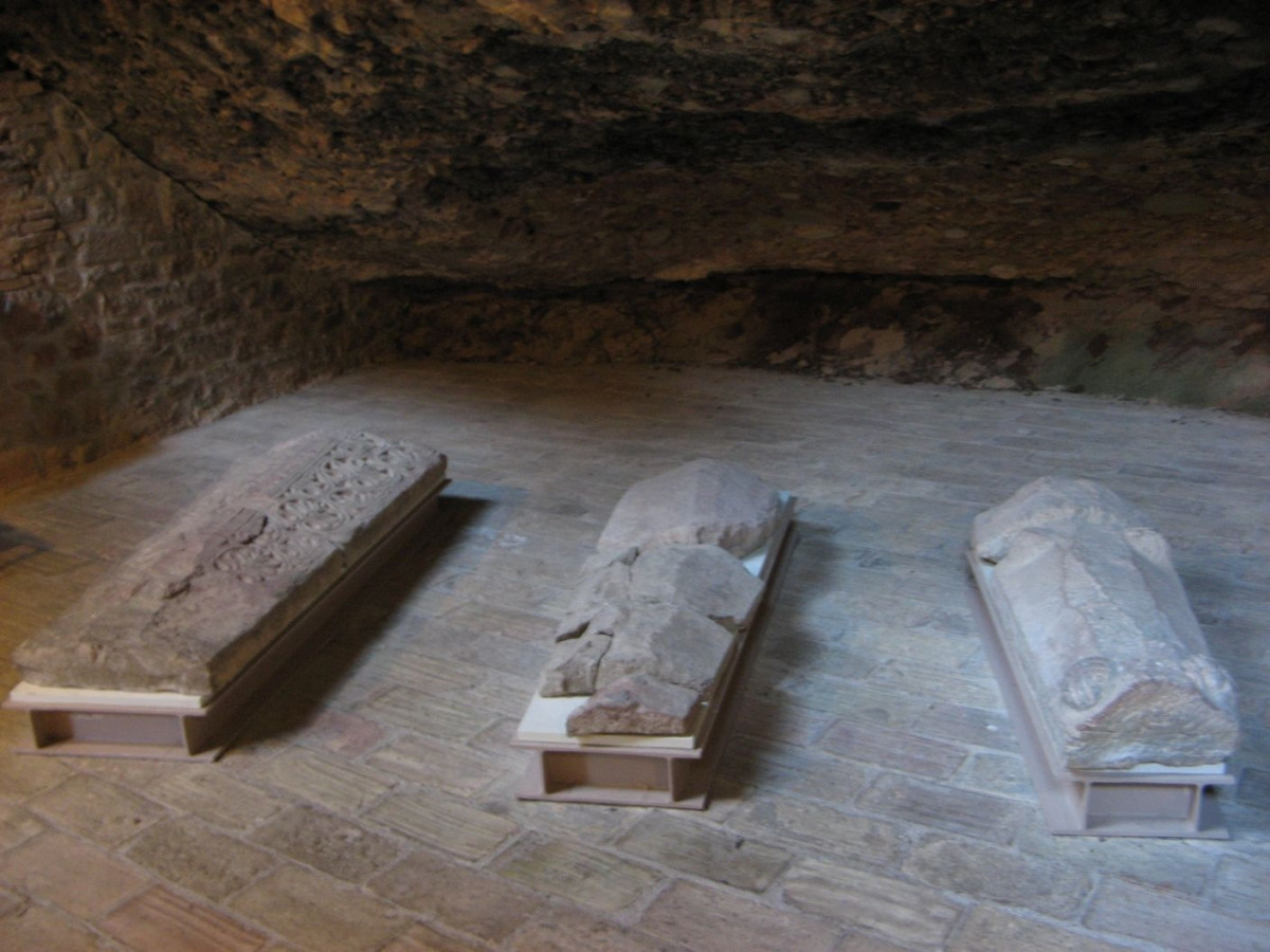 Huesca Panteu00f3n Real, de estilo neoclu00e1sico, erigido en el u00faltimo tercio del siglo XVIII, San Juan de la Peu00f1a