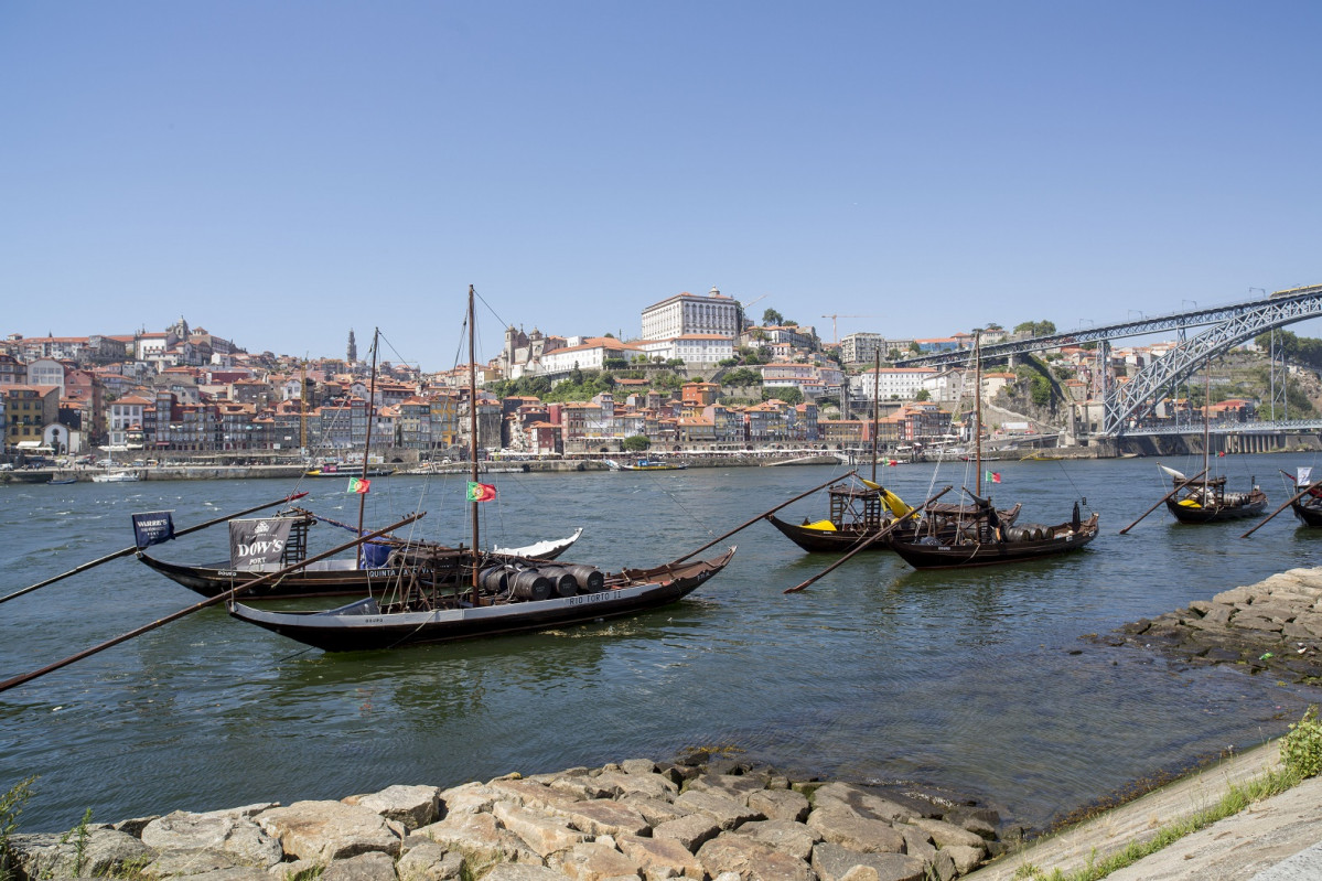 Porto, barcos ravelos sobre el Douro F5C1248