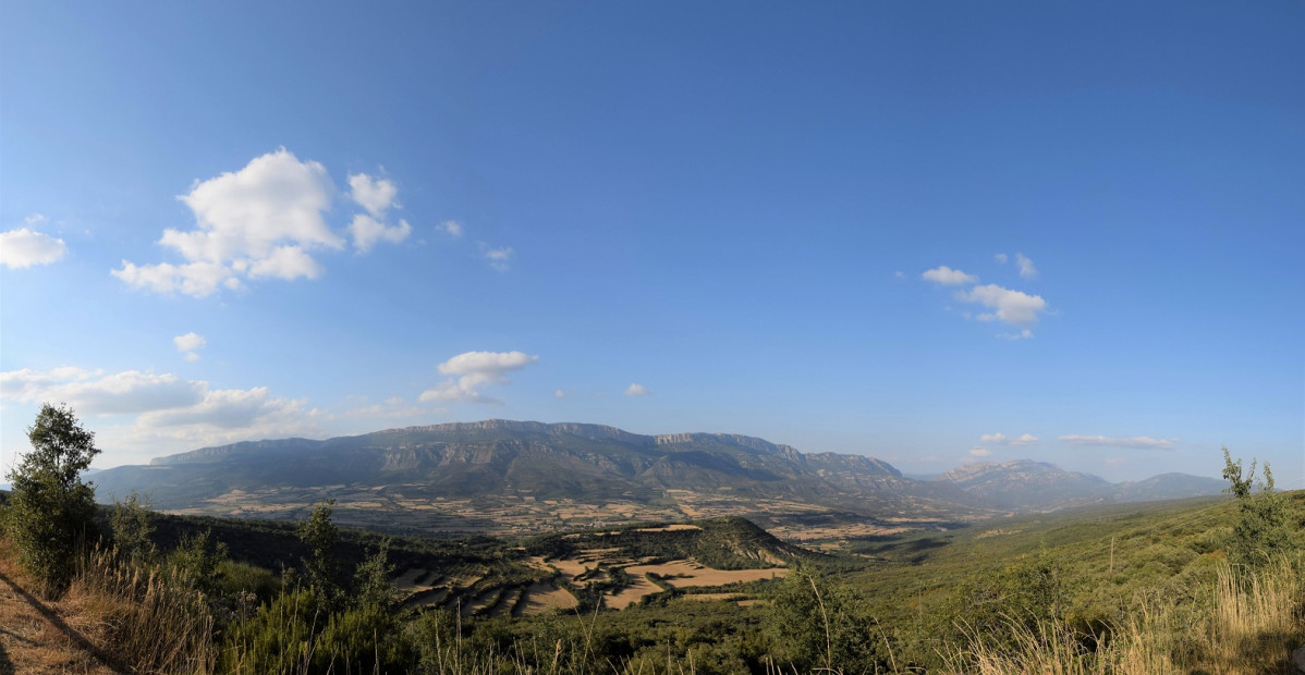 Lu00e9rida, Panoru00e0mica de la Serra del Montsec, u00c0ger, Catalunya, Espau00f1a 1500 2017