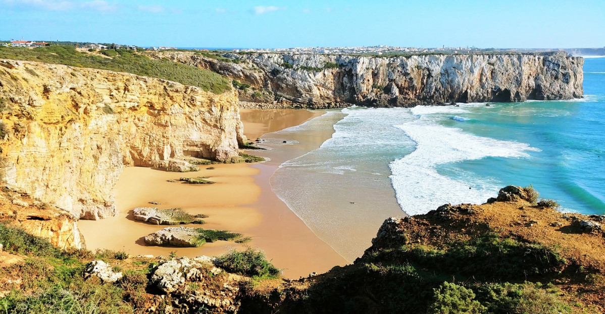 Praia do Beliche com a cidade de Sagres ao fundo, Portugal 2018 1608
