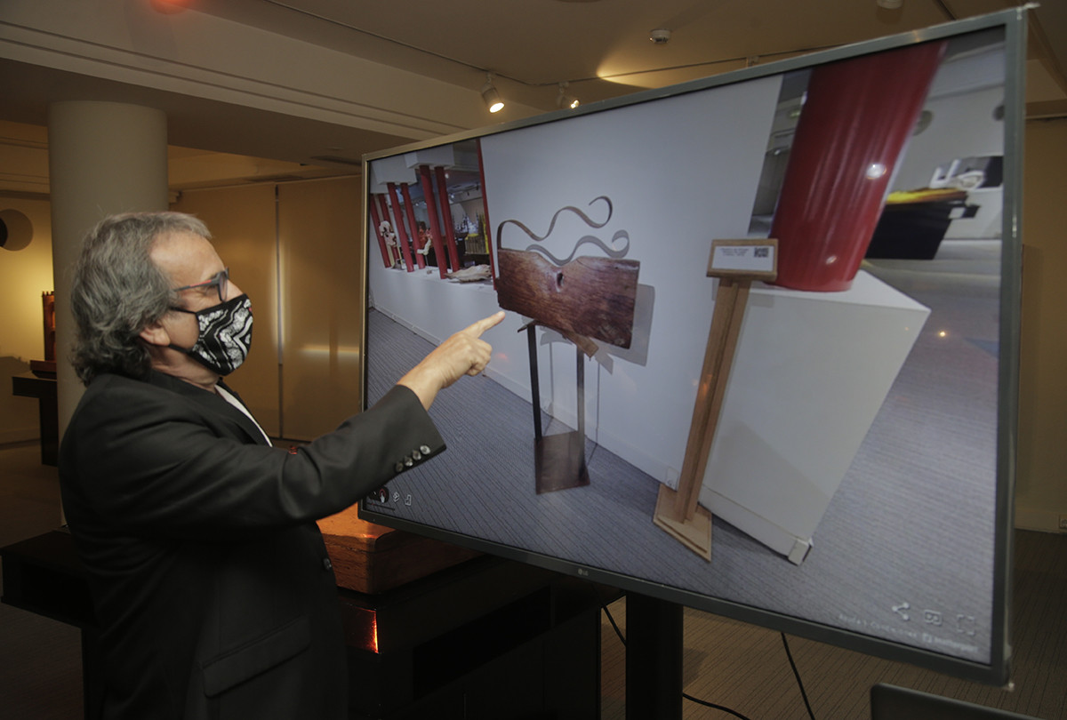 El escultor Teo Calvo disfruta de una visita virtual de su exposicion en el Museo Tiflológico